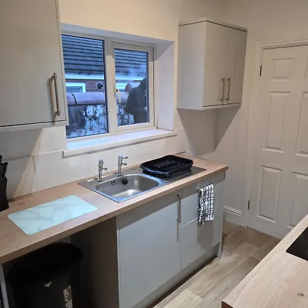 Lovely Spacious 1 In Shared House - *