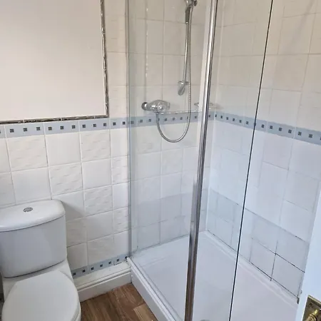 Lovely Spacious 1 In Shared House - *